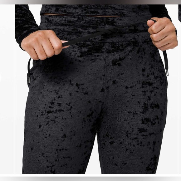 Lululemon size 2 ready to crush black joggers. Like new. $128 retail. High rise - Picture 4 of 12